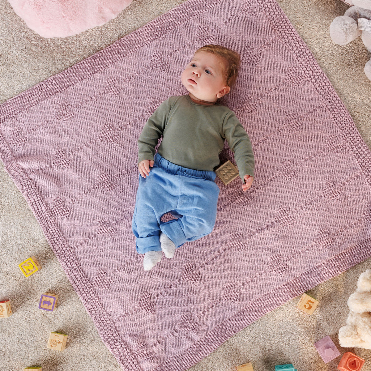 Belle Cœur Knit Baby Blanket made using Bernat yarn