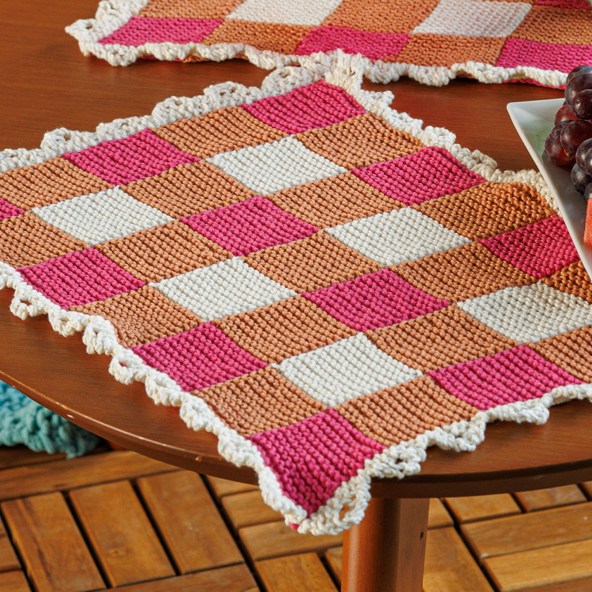 Gingham And Scallops Knit Placemats made using Bernat yarn