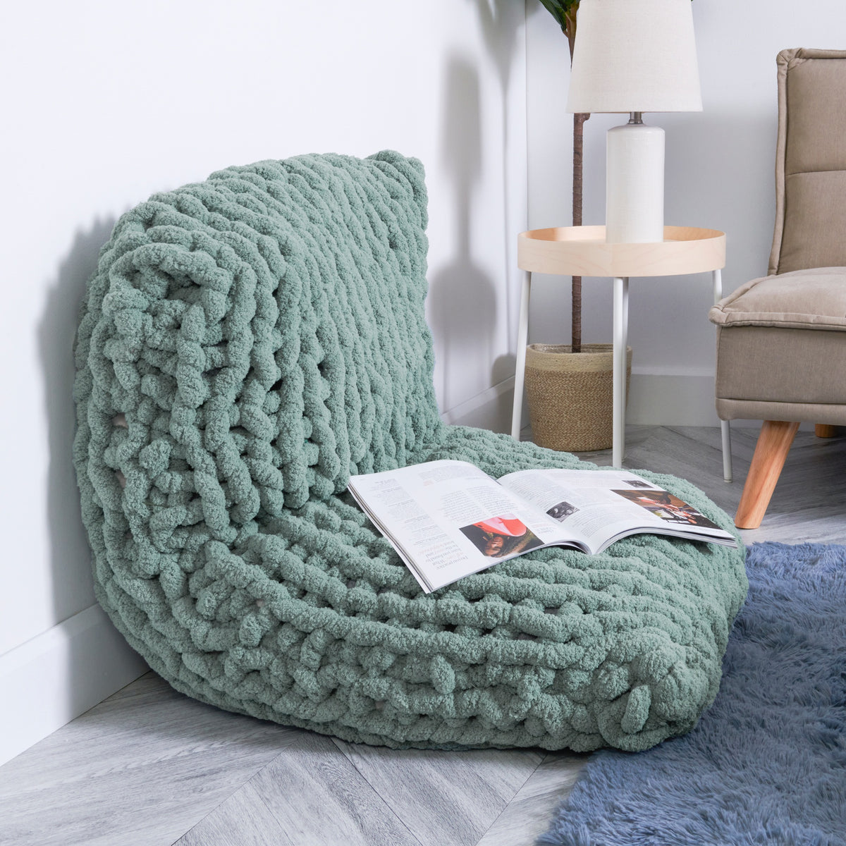 Craft Pillow made in Bernat Blanket Bigger Yarn