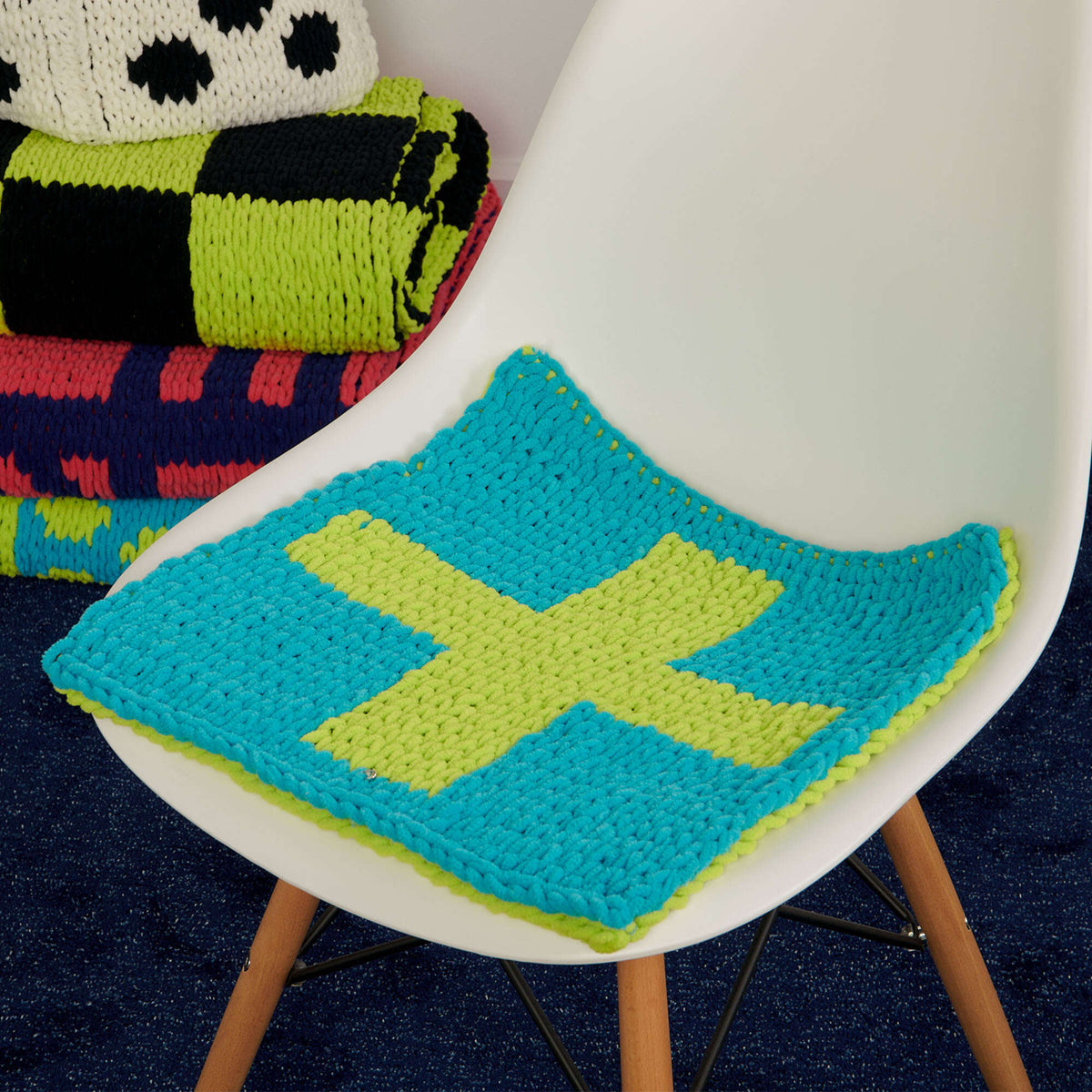 Craft Pillow made in Bernat Alize Blanket EZ Graph-it yarn